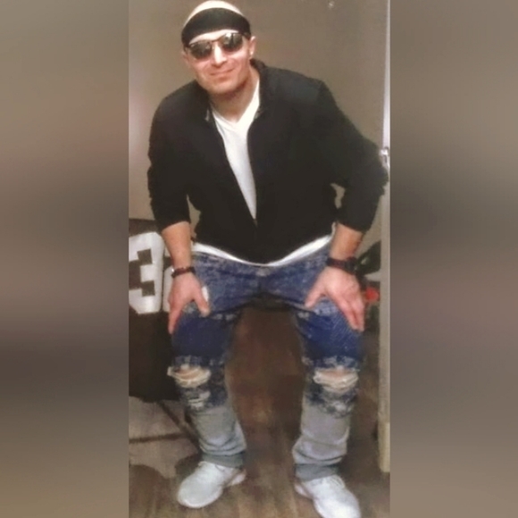 Rumor has it that he's great in bed ... Matthew G. - Picture 3 of 16